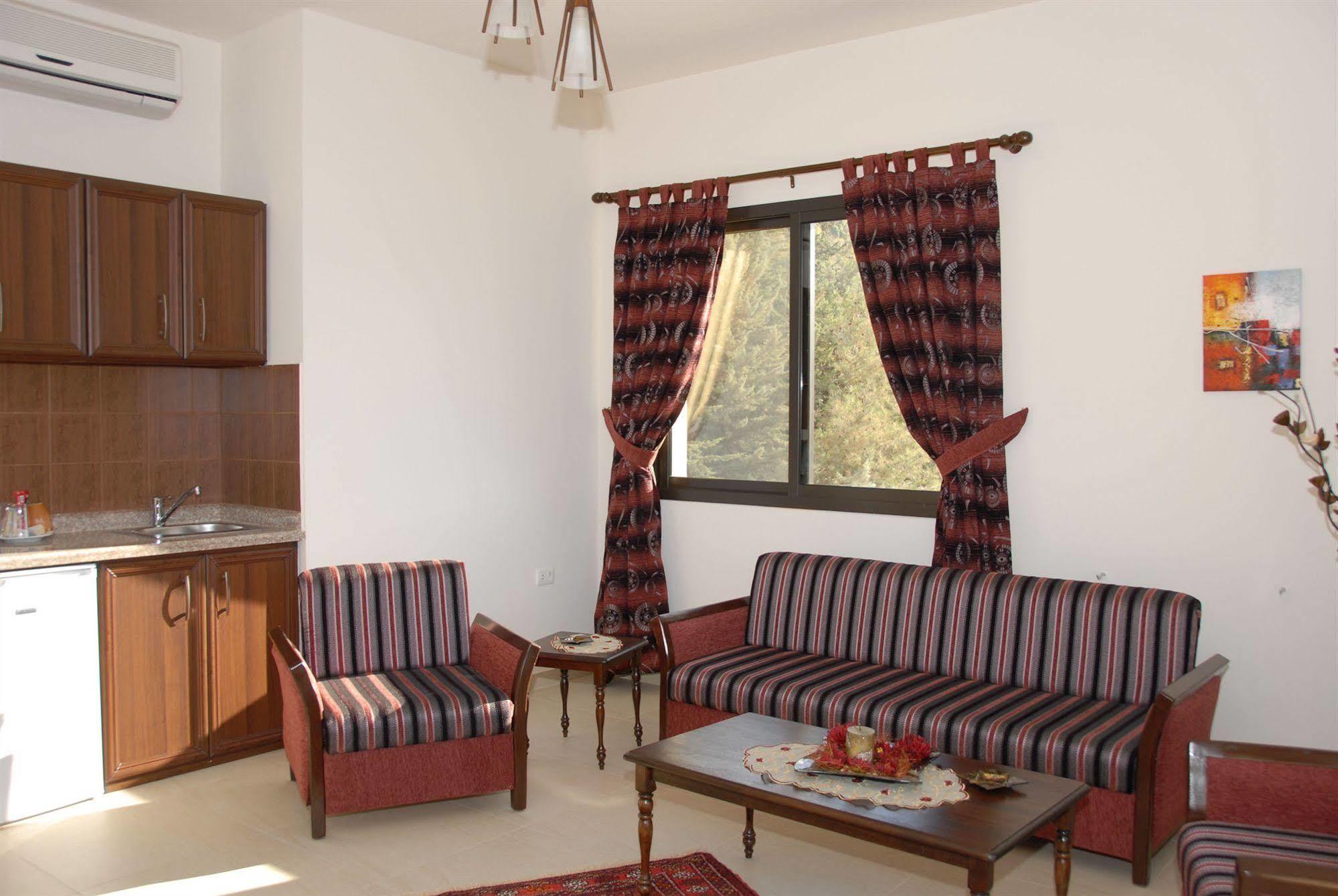 Iris Flower Hotel Jezzine Luaran gambar